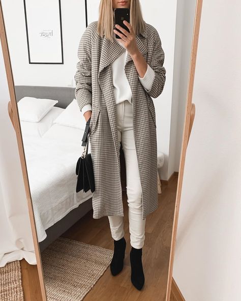 3,419 mentions J’aime, 43 commentaires - Ewelina Kanty (@ewelinakanty) sur Instagram : "Today’s look 🖤  ______ Trousers @massimodutti (Ref. 5063/665)  Coat @hm (old, Ref. 0716045002)…" Brown Leather Pants Outfit, Pijamas Women, Brown Leather Pants, Thanksgiving Outfit Ideas, Thanksgiving Outfit Women, What To Wear Fall, Cute Thanksgiving Outfits, First Date Outfits, Leather Pants Outfit