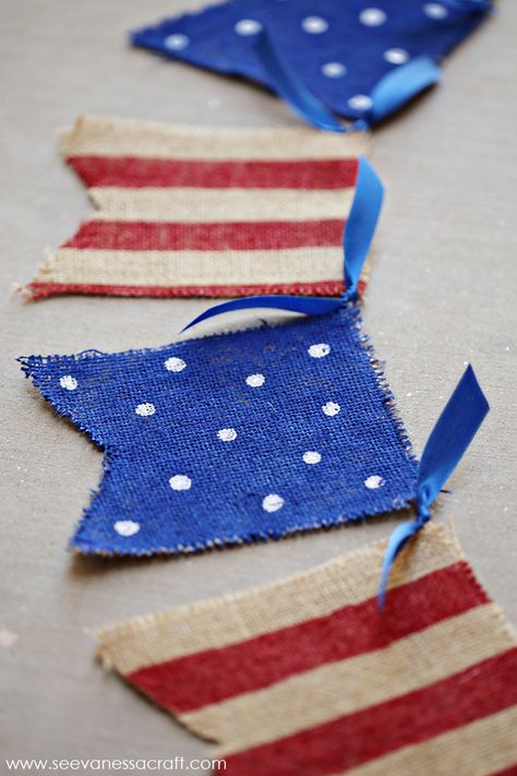 Amazing Patriotic Porch Decoration Ideas Fourth Of July Banner, Couronne Diy, Fourth Of July Decorations, Painting Burlap, Easter Banner, Fourth Of July Decor, Rustic Crafts, Blue Banner, Diy Outdoor Decor