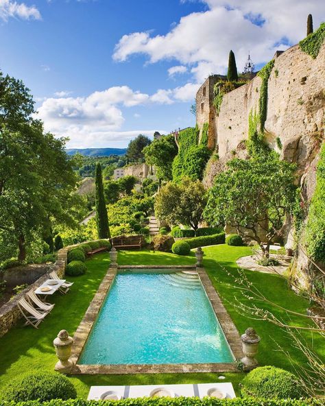 Clive Nichols on Instagram: “This pool at the stunning La Carmejane in Ménerbes, Provence is calling to me 💙 . . .  #swimmingpool #lacarmejane #luberon #luxurypools…” My French Country Home, Casa Country, France Photos, Swimming Pool Designs, Garden Pool, French Country House, Outdoor Swimming, Terrace Garden, Cool Pools