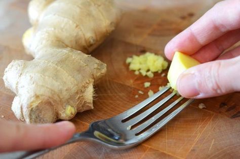 Quick Tip: Grate Ginger with a Fork How To Grate Ginger, Ceramic Grater, Lunch Appetizers, Lasagna Pasta, Cooking 101, Grilling Tips, Rice Ingredients, Food History, Ginger Root