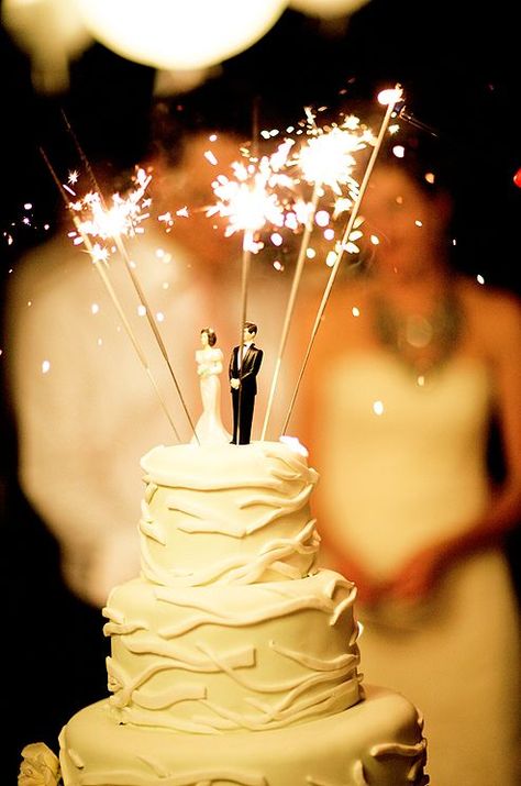 sparkler wedding cake topper Sparkler Wedding, Chocolate Cake Toppers, Cake Sparklers, Boho Cake, Beach Cakes, Chocolate Wedding Cake, Wedding Sparklers, Wedding Topper, Ideal Wedding