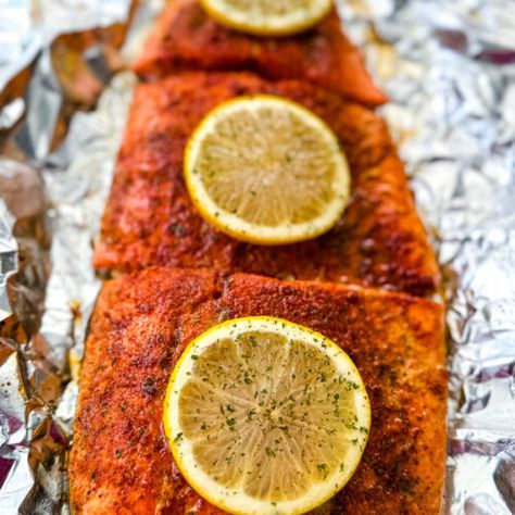 Salmon Foil Packets Oven, Simple Seafood Recipes, Parchment Paper Recipes, Baked Salmon In Foil, Salmon Foil Packets, Oven Salmon, Salmon In Foil, Raw Salmon, Salmon Dinner