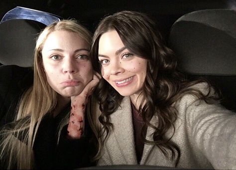 A behind the scenes selfie of Scarlett Byrne and Teressa Liane on the set of The Vampire Diaries. Teressa has special effects makeup on her arm to look like scabs and is pouting while Scarlett is next to her, smiling. Nora And Mary Louise, Scarlett Byrne, Tvd Cast, The Vampire Diaries 3, Vampire Diaries Funny, Casting Pics, Vampire Diaries Cast, Caroline Forbes, Character Actor