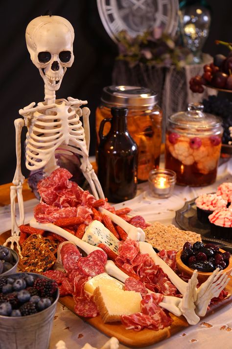 Halloween Charcuterie Board With Skeleton, Skeleton Charcuterie Board Ideas, Charcuterie Table Halloween, Skeleton Cheese Board, Gory Food Ideas, Skeleton Meat Platter, Halloween Skeleton Charcuterie Board, Halloween Catering Ideas, Skeleton Food Platter