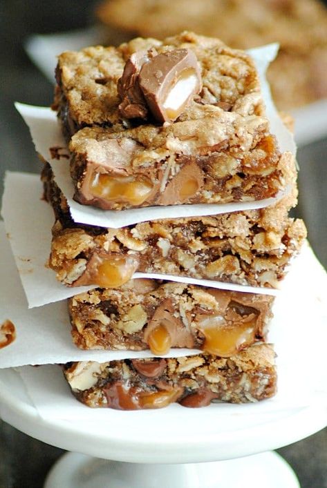 Rolo Oatmeal Cookie Bars Recipe - Something Swanky Rolo Bars, Desserts Nutella, Rolo Cookies, Oatmeal Cookie Bars, Smores Dessert, Granola Bar, Oatmeal Cookie, Oatmeal Chocolate Chip Cookies, Ooey Gooey