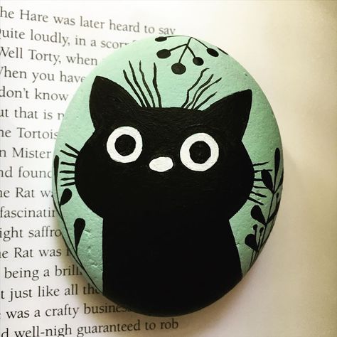 Cute Kitty Painting, Black Cat Rock Painting, Rock Painting Ideas Cat, Cat Rock Art, Black Rock Painting Ideas, Painted Rocks Cats, Cat Rock Painting Ideas, Easy Stone Painting Ideas, Pebble Painting Ideas