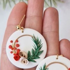 Studio Niani | Polymer Clay Earrings on Instagram: "Make cute Christmas wreaths with me 🎄 Heh, I wish it was that easy to make them 😅 studioniani.com . . . #polymerclayart #polymerclaytutorial #earringsfashion #christmasvibes #christmasiscoming #handmadejewelry #claytutorial #reelart #behindthecamera #jewelryhandmade" Polymer Clay Wreath, Cute Polymer Clay Charms Diy, Easy Clay Earrings Diy, Polymer Christmas Earrings, Christmas Jewelry Diy, Diy Earrings Polymer Clay, Christmas Pendant, Polymer Clay Christmas, Cute Polymer Clay