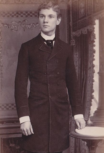 Late-Victorian young gentleman Victorian Men, Victorian Man, Victorian Portraits, Vintage Gentleman, Portrait Vintage, Vintage Man, Old Photography, Vintage Mens Fashion, Vintage Portraits