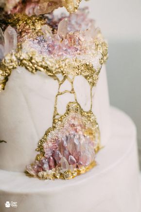 Rose Gold Geode Cake, Geode Wedding Decor, Crystal Cake Ideas, Crystal Wedding Decorations, Geode Wedding Cake, Geode Cakes, Geode Cake Wedding, Geode Wedding, Fluffy Cake