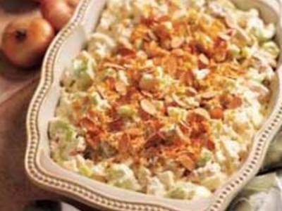 CHICKEN ALMOND CASSEROLE *also know as Aunt Annie's Hot Chicken Salad use potato chips instead of crackers* Chicken Casserole Recipe, Almond Chicken, Potluck Dishes, Chicken Recipes Casserole, Chicken Crockpot Recipes, Chicken Casserole, Casserole Recipe, Taste Of Home, Casserole Dish