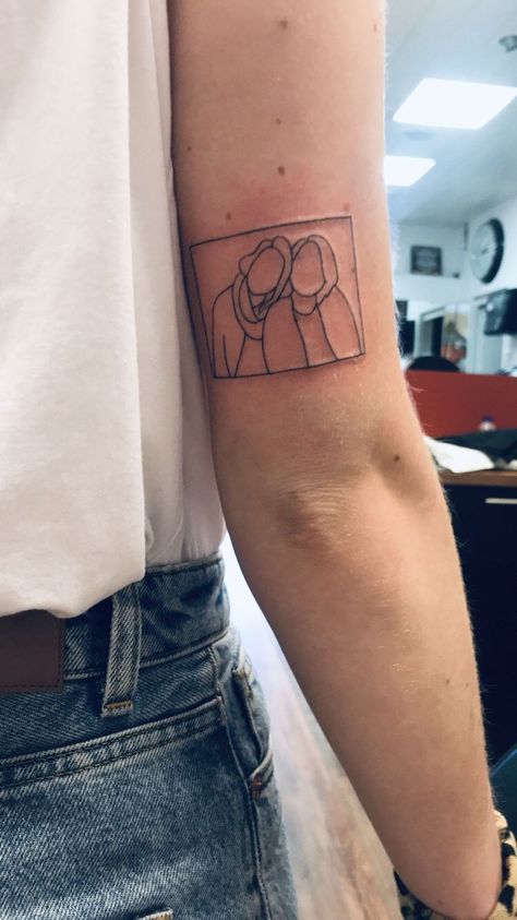 One Line Portrait Tattoo, Tattoo Portrait Outline, Portrait Line Tattoo, Tattoo Picture Outline, Family Photo Tattoo Outline, Picture Tattoos Outline, Line Photo Tattoo, Minimalist Portrait Tattoo, People Outline Tattoo