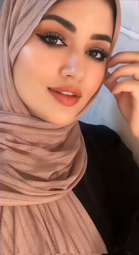 Iranian Beauty, Arabian Women, Arabian Beauty Women, Beautiful Muslim Women, Hijab Fashion Inspiration, Hair And Makeup Artist, Beautiful Hijab, Beautiful Smile Women, Pretty Selfies