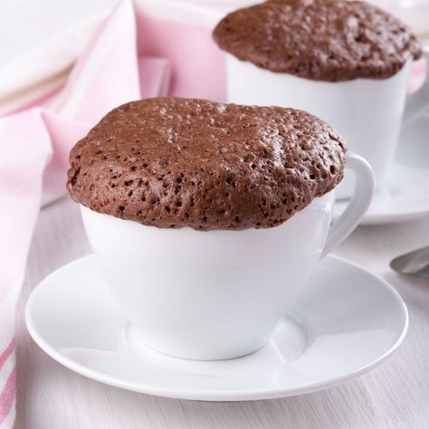 A quick, satisfying sweet treat post-dinner (or post-workout). This protein mug cake recipe takes just 60 seconds in the microwave and you're good to go!  Gluten and sugar free.  Protein Mug Cake Recipe - 60 Seconds in the Microwave Protein Baking Recipes, Low Carb Snacks For Diabetics, Protein Mug Cake Recipe, Food Cravings Late Nights, Low Carb Sweet Snacks, Sugar Free Pancake Syrup, Coffe Mug Cake, Protein Mug Cake, Cake Microwave