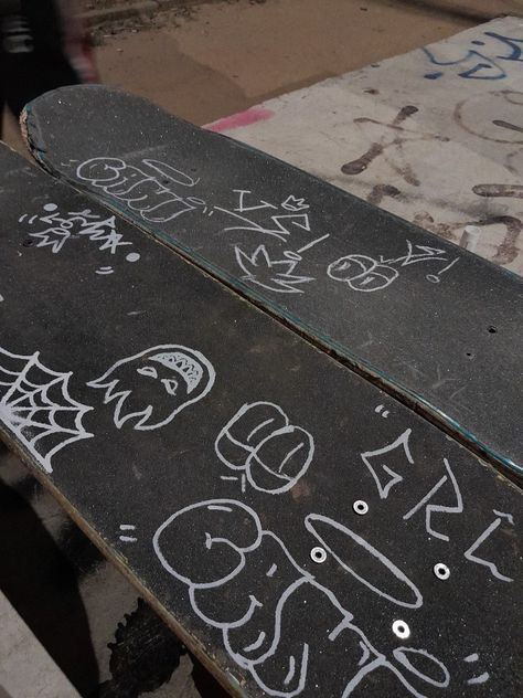 Drawing On Skateboard Ideas, Graffiti On Skateboard, Art On Skateboard, Skaters Aesthetic, Skate Drawing, Skateboarding Aesthetic, Custom Skates, Classic Skateboard, Skate Vibes