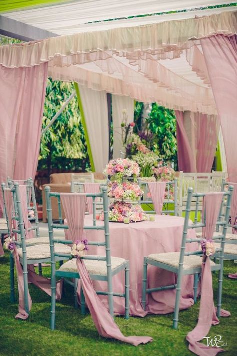 Pink & Gold Is A Decor Theme That’s Taking Over Our Instagram Feeds! Pastel Round Table Decor, Pastel Theme Wedding, Pink Table Decor, Gazebo Wedding Ceremony, Pink Table Decorations, Pastel Wedding Decorations, Round Wedding Tables, Blush Decor, Round Table Decor