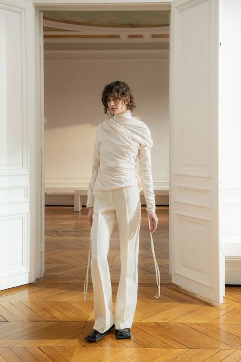 Maison Rabih Kayrouz Couture Spring 2023 [PHOTOS] – WWD Couture Spring 2023, Maison Rabih Kayrouz, Rabih Kayrouz, Eastern Fashion, Chic Dressing, Off White Pants, Middle Eastern Fashion, Ladies Who Lunch, Buying Groceries