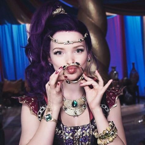 Dove Cameron Descendants, Disney Descendants Mal, Descendants Pictures, Mal Descendants, Descendants Characters, Disney Descendants Movie, Aaliyah Pictures, Mal And Evie, Descendants Cast