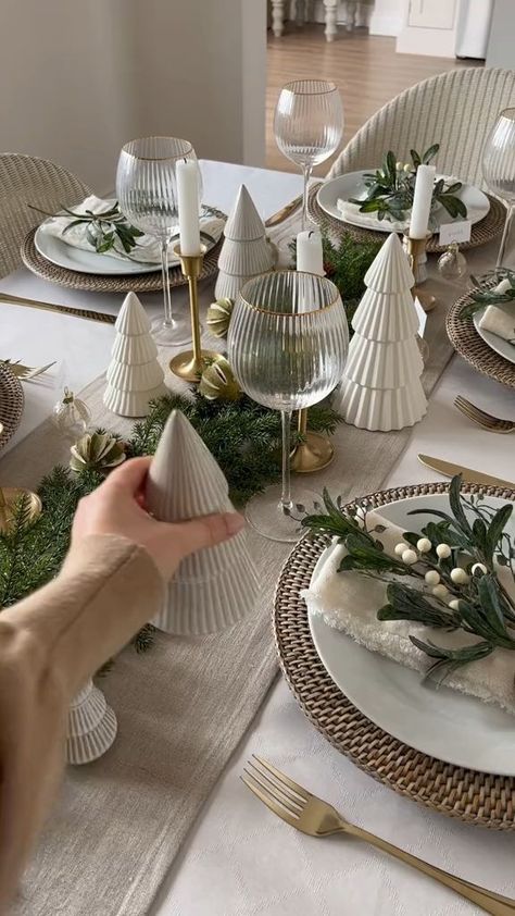 Štědrý Den, Christmas Coffee Table Decor, Tafel Decor, Christmas Dining Table, Cozy Christmas Decor, Christmas Dinner Table, Christmas Dinner Party, Hosting Christmas, Christmas Decor Inspiration