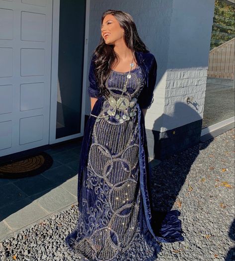 Jle Kurde, Kurdish Dress, Kurdish Clothes, Middle Eastern Fashion, Culture Clothing, Elegant Dresses Classy, Elegant Prom Dresses, Elegant Wedding Dress