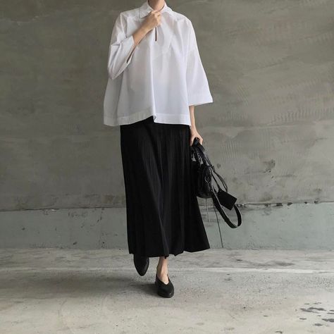 Japan Minimalist Fashion, Minimalism Outfit, Minimalistic Fashion, Hijab Style Casual, Daily Outfit Inspiration, Minimal Outfit, Oversize Fashion, Japanese Outfits, 가을 패션