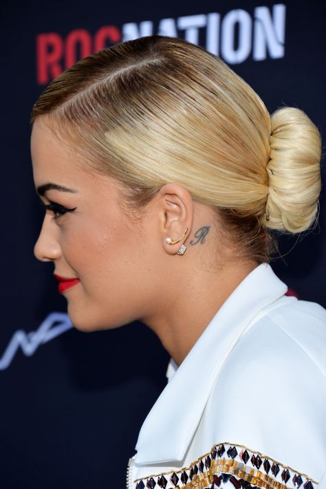 Rita Ora Rita Ora Tattoo, Behind Ear Tattoos, Girl Neck Tattoos, Tiny Tattoos For Women, Neck Tattoos Women, Tattoo Trend, Body Suit Tattoo, Initial Tattoo, Celebrity Tattoos