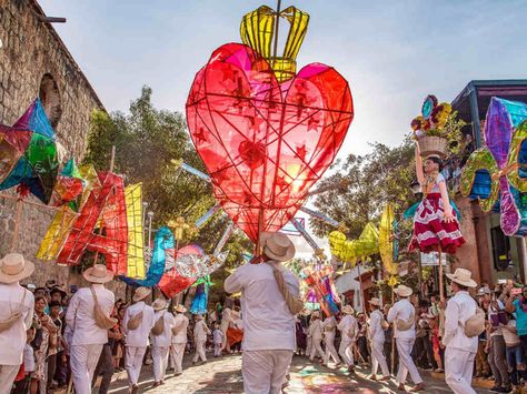 Disfruta de la Guelaguetza en línea: danza y música tradicional oaxaqueña | Dónde Ir Visual Board, Fiesta Party, Dia De Muertos, Photo Inspo, Ferris Wheel, Lanterns, Fair Grounds, Travel, Quick Saves