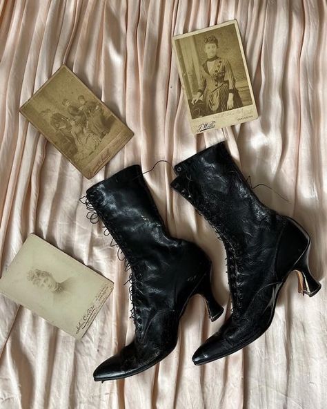 Southern Gothic Fashion, Victorian Era Aesthetic, Victorian Baby, Wedding Western, Western Gothic, Historical Shoes, Victorian Shoes, Mode Shoes, Gothic Boots