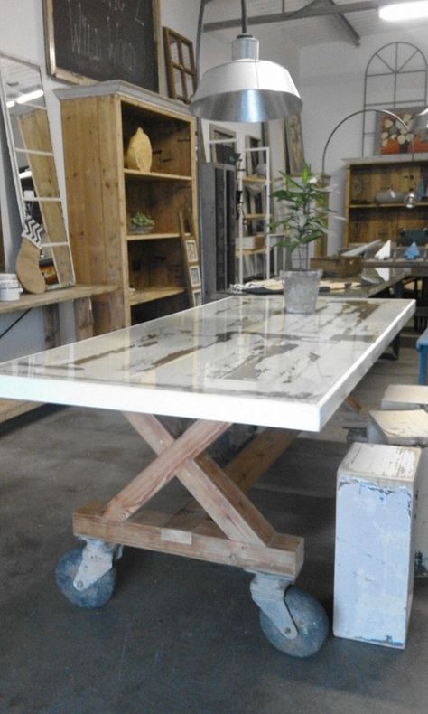 Old Door Desk, Pallet Bench Diy, Vintage Doors Repurposed, Old Door Tables, Door Dining Table, Wooden Dining Table Modern, Door Coffee Tables, Door Desk, Table On Wheels