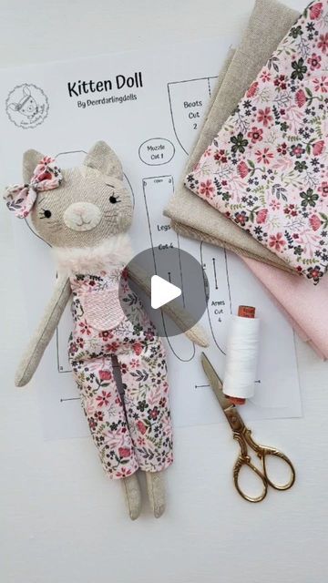 Pretty Toys Patterns Sewing, Cat Doll Pattern Free, Tiny Dolls To Make, Doll Patterns Free Sewing Templates, Mouse Sewing Pattern, Sewn Dolls, Pretty Toys Patterns, Doll Patterns Free Sewing, Sewing Animals