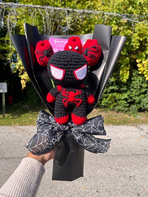 Crochet Miles Morales, Crochet Gift Ideas For Men, Crochet Bouquets, Spiderman Decorations, Spiderman Gifts, Godzilla Wallpaper, Miles Morales Spiderman, Crochet Bouquet, Cute Couple Outfits