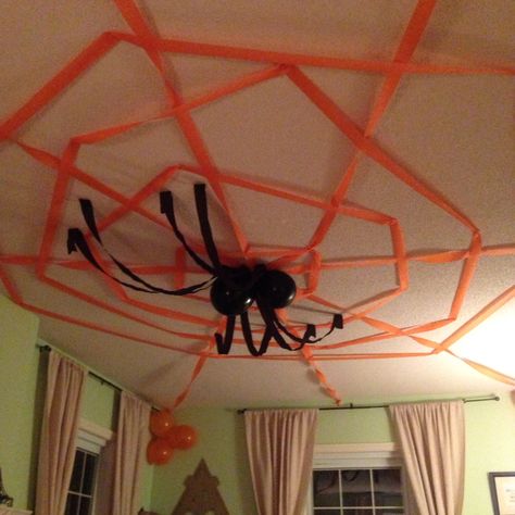 Streamer Spider Web, Spider Themed Party, Halloween Streamer Ideas, Halloween Photobooth, Halloween Streamers, Festa Hotel Transylvania, Halloween Food Decorations, Halloween Activities Preschool, Halloween Sleepover