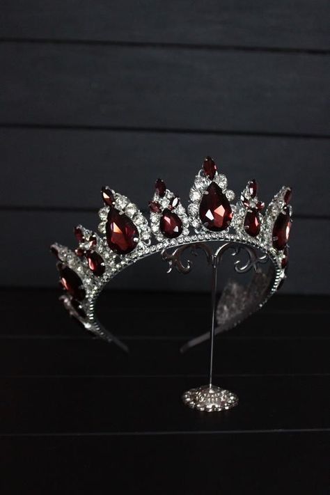 Burgundy Crown, Tiara Accessories, Crown Aesthetic, Yennefer Of Vengerberg, Red Crown, Beautiful Tiaras, Crowns And Tiaras, Diamond Crown, Magical Jewelry