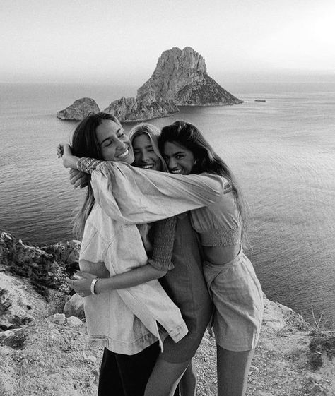 International Friendship Day, Three Best Friends, Sisters Photoshoot, Best Friend Poses, Shotting Photo, Photographie Portrait Inspiration, Best Friend Photoshoot, 사진 촬영 포즈, Bff Photoshoot