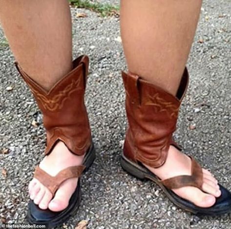 The hybrid cowboy. We aren't sure the statement this leather fan is trying to make. Is he traipsing the well worn Texan terrain or hosting a barbecue in his back yard? Maybe both? Dog Wearing Clothes, Epic Fail Photos, Cowboy Shoes, Steve Buscemi, Shoes World, Funny Fashion, Fashion Fail, Cowboy Boot, Style Mistakes