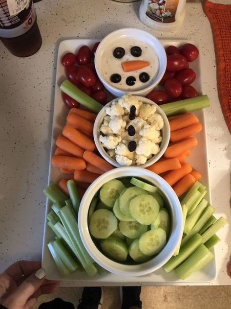 Snowman Vegetable Platter, Snowman Vegetable Tray, Snowman Veggie Platter, Fun Christmas Food Snacks, Winter Veggie Tray, Snowman Veggie Tray, Holiday Food Ideas Christmas Dinner, Veggie Snowman, Christmas Veggie Board