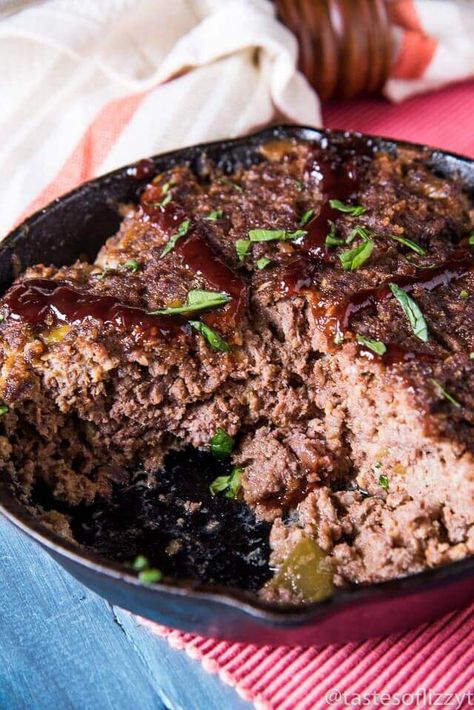 A classic Amish recipe. Just 7 ingredients in this easy skillet meatloaf with the tangy flavor of barbecue sauce. Decorate the top like a wagon wheel! Meatloaf Easy Recipe, Recipes Cast Iron Skillet, Amish Meatloaf Recipe, Amish Meatloaf, Skillet Meatloaf, Meatloaf Easy, Ground Beef Meatloaf, Beef Meatloaf, Iron Skillet Recipes