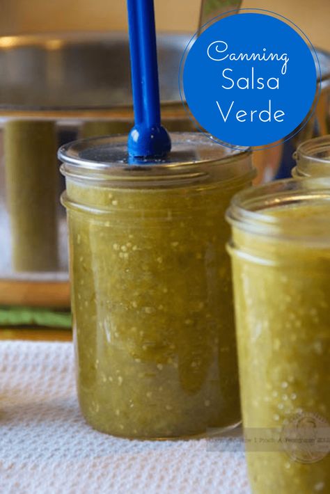 Easy salsa verde canning recipe and water bath canning instructions. By canning salsa verde you can enjoy your favorite green salsa all year long. #canning #greensalsa #salsaverde #canningsalsa #salsa Canning Salsa Verde, Salsa Verde Canning Recipe, Easy Salsa Verde Recipe, Canning Green Tomatoes, Canned Salsa, Tomatillo Recipes, Green Tomato Salsa, Salsa Canning Recipes, Homemade Salsa Verde