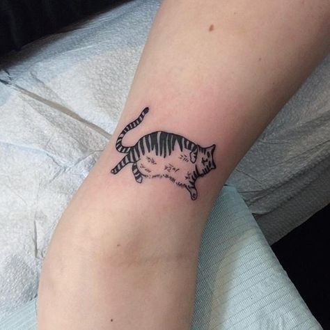 3,433 gilla-markeringar, 44 kommentarer - Black Medicine (@blackmedicinetattoo) på Instagram: "Fat cat by Jen @endtrance  #blackmedicinetattoo #vancouvertattoo #blackworktattoo #catscatscats" Fat Cat Tattoo, Cat Skull Tattoo, Cat Eye Tattoos, Cat Tattoo Simple, Cat Tattoo Ideas, Cute Cat Tattoo, Black Cat Tattoos, Semicolon Tattoo, Silhouette Tattoos