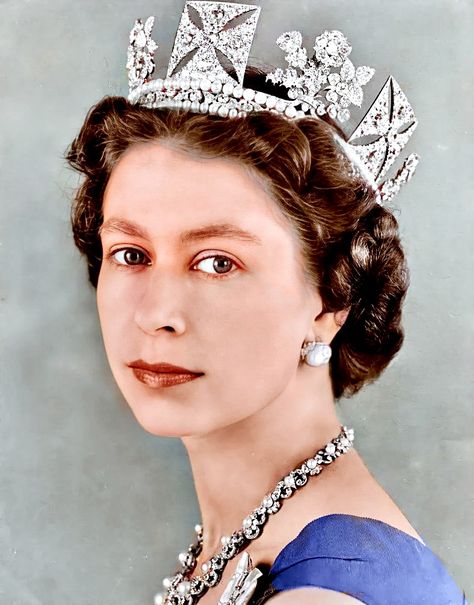 Elizabeth Ii Young, Queen Elizabeth Portrait, Princesa Margaret, Young Queen Elizabeth, Rainha Elizabeth Ii, Queen E, Elisabeth Ii, Royal Queen, Isabel Ii