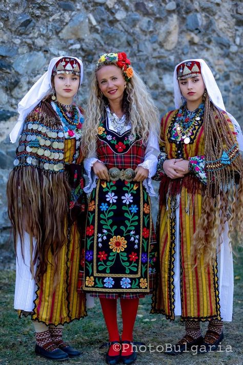 German Traditional Clothing, Czech Style, Bulgarian Women, Bulgarian Culture, Slavic Clothing, Europe Culture, Bulgarian Clothing, Traditional Hairstyle, Ethno Style