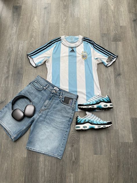 Nike Tns, Bloke Core, Football Jersey Outfit, Not Done Yet, Outfit Nike, Jersey Fashion, Retro Football Shirts, Airpods Max, Streetwear Mode