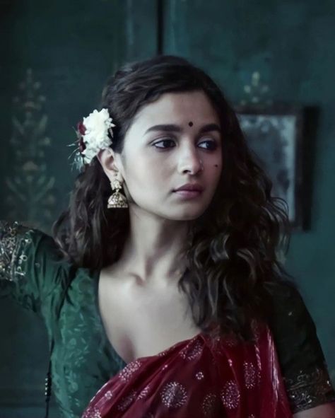 Gangubai Aesthetic, Gangubai Kathiawadi Aesthetic, Iconic Bollywood Characters, Gangubai Kathiawadi, Female Portrait Poses, Best Couple Pictures, Alia Bhatt Photoshoot, Bollywood Music Videos, 90s Bollywood