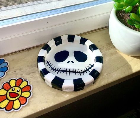 Halloween Ashtray Clay, Coraline Ashtray, Spooky Clay Art, Air Dry Clay Ash Tray Diy, Clay Art Ashtray, Crayola Clay Ideas, Ash Tray Clay Ideas, Air Dry Clay Ashtray Ideas, Air Dry Clay Ashtray Diy