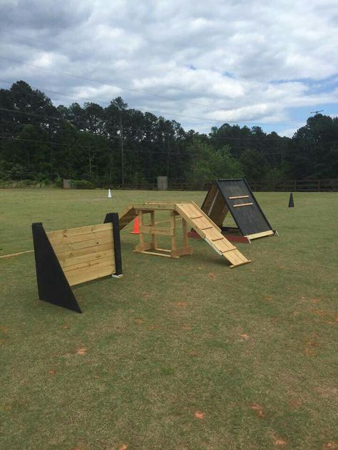 Agility Course For Dogs Diy, Pallet Dog Agility Course, Diy Dog Obstacle Course Ideas, Dog Agility Course Diy Wood, Dog Agility Aesthetic, Diy Dog Training Equipment, Dog Obstacle Course Diy, Diy Dog Agility Equipment, Diy Dog Playground