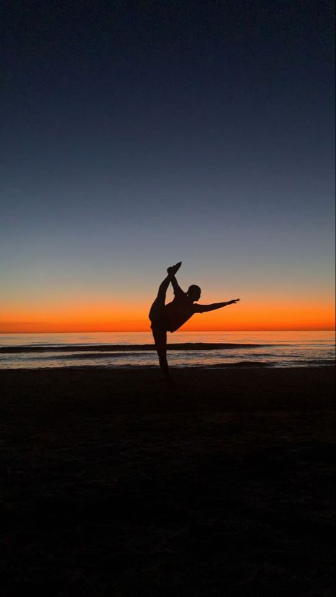 beach sunrise leg tilt dancer silhouette aesthetic Sunset Dance Photography, Dancer Beach Photography, Tilt Dance, Majorette Pictures, Gymnastic Photos, Dance Tilt, Silhouette Aesthetic, 2024 Photoshoot, Dancer Aesthetic