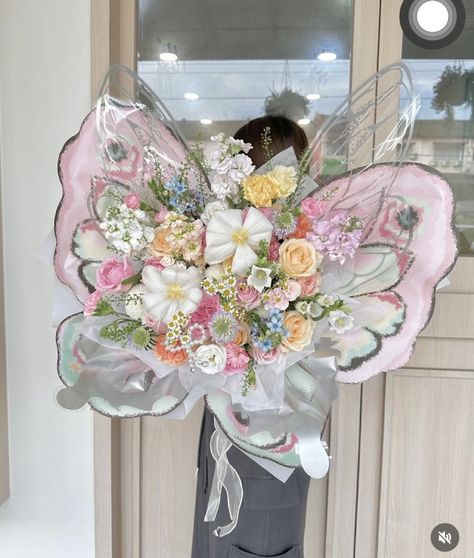 Butterfly Bouquet, Luxury Flower Bouquets, Baby Shower Deco, Flower Bouquet Diy, Creative Birthday Gifts, Flower Gift Ideas, Boquette Flowers, Diy Roses, Flowers Bouquet Gift