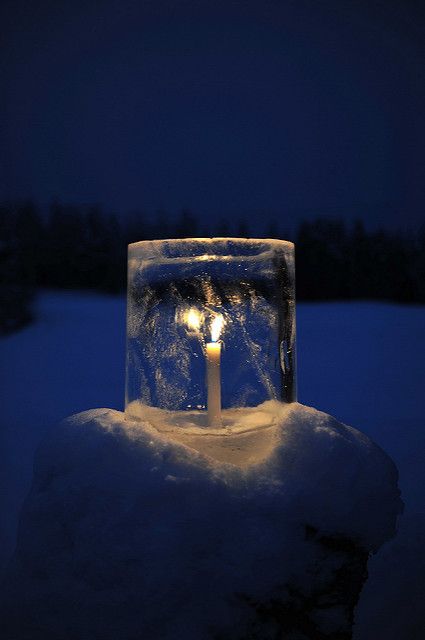 Ice Lanterns Christmas, Ice Luminaries, Hygge Crafts, Ice Lanterns, Snow Lights, Snow Candles, Winter Hygge, Snow Light, Candle Luminaries