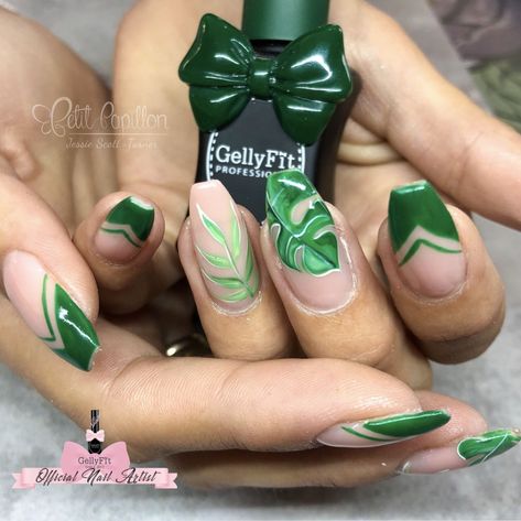 Leaf Print Nail Art, Monstera Leaf Nail Art, Monstera Plant Nail Art, Plant Nails Acrylic, Tropical Leaves Nails, Palm Leaves Nails, Plant Themed Nails, Tropical Leaf Nails, Plant Inspired Nails