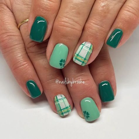 26 March Madness Nail Ideas: Trendy For The Season - 160grams Fun St Patricks Day Nails, St Paddy’s Day Nails, March Madness Nails, Early Spring Nails, Patrick Nails, St Patricks Nail Designs, March Nails Ideas, Nail Ideas Trendy, Shamrock Nails