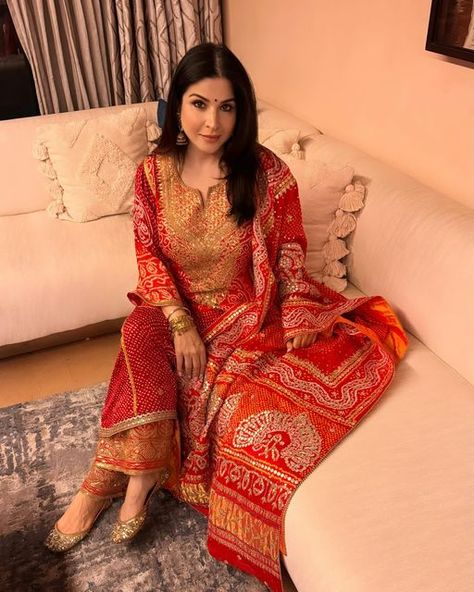 Maheep Kapoor, Ethnic Suit, Pakistani Fancy Dresses, Indian Dress, Latest Outfits, Fancy Dresses, Dress Designs, Traditional Outfits, Indian Dresses